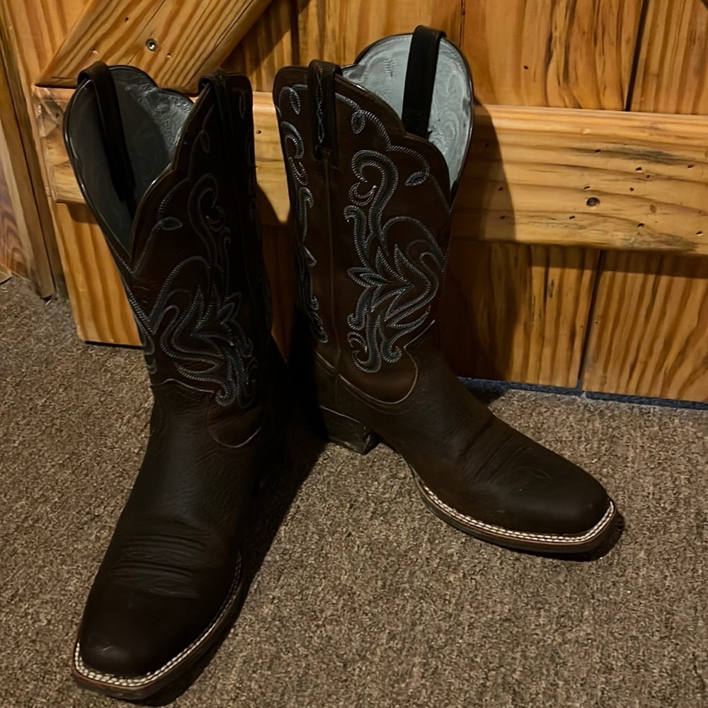 Women’s size 8 Ariat boots